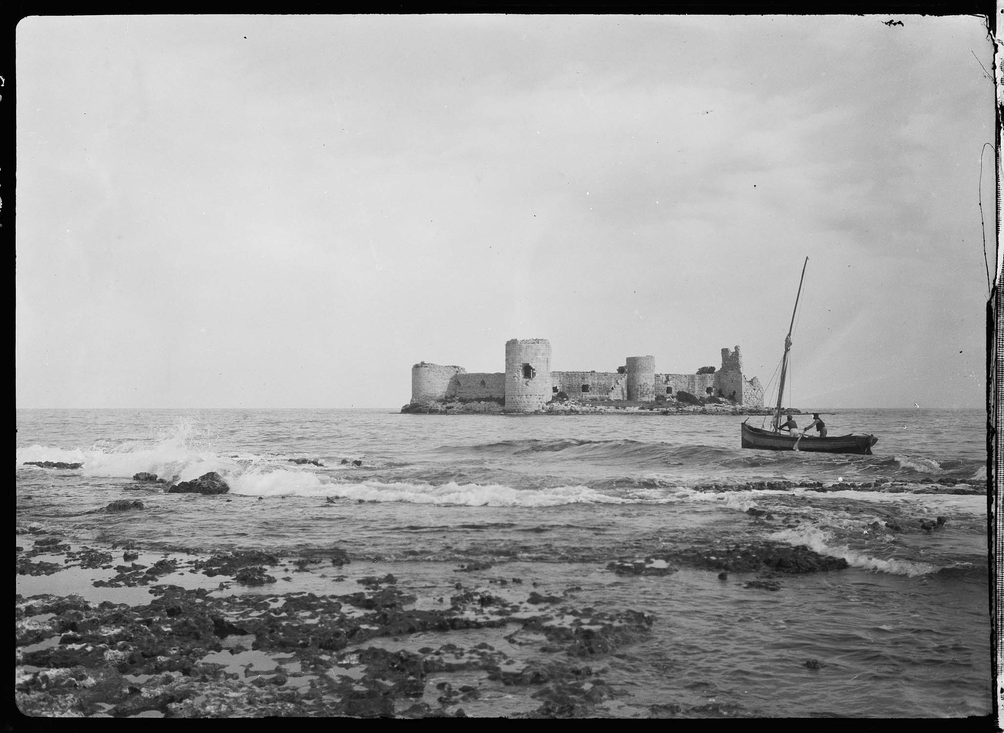 Vue de terre, avec un voilier au premier plan
